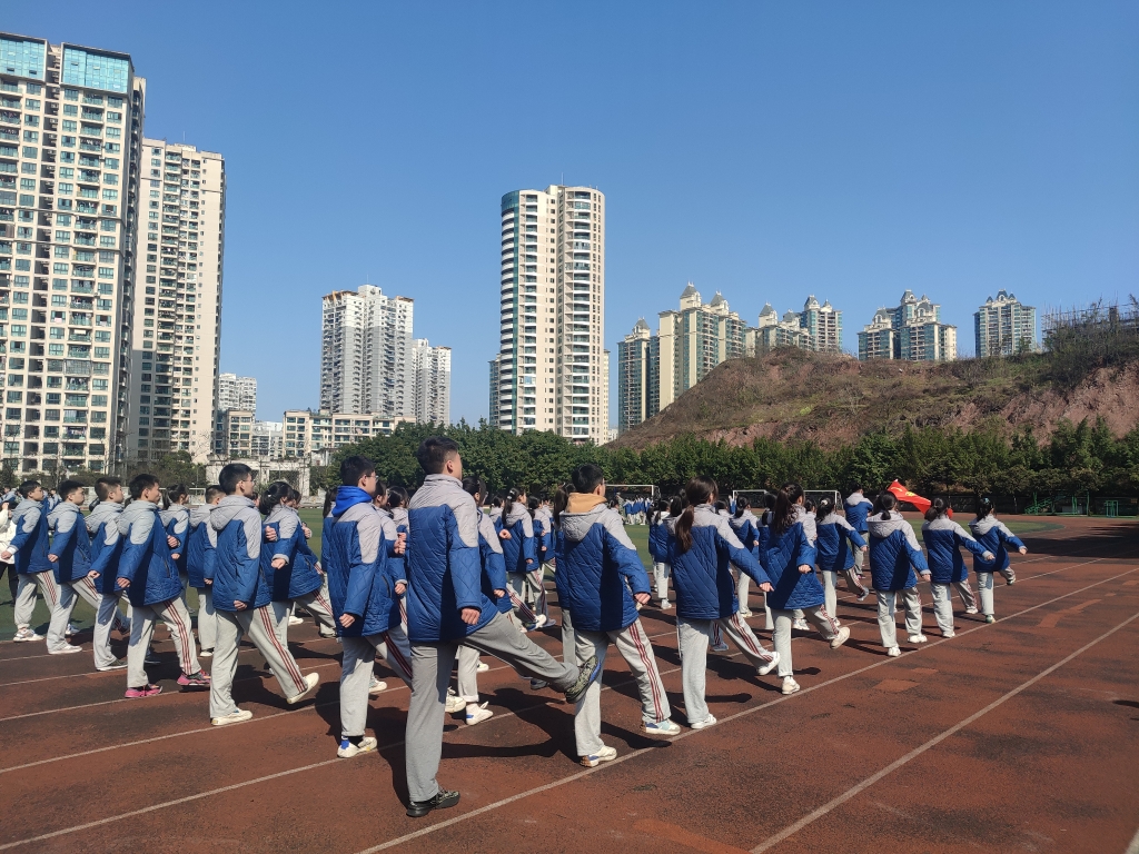 学生列队展示 学校供图 华龙网发