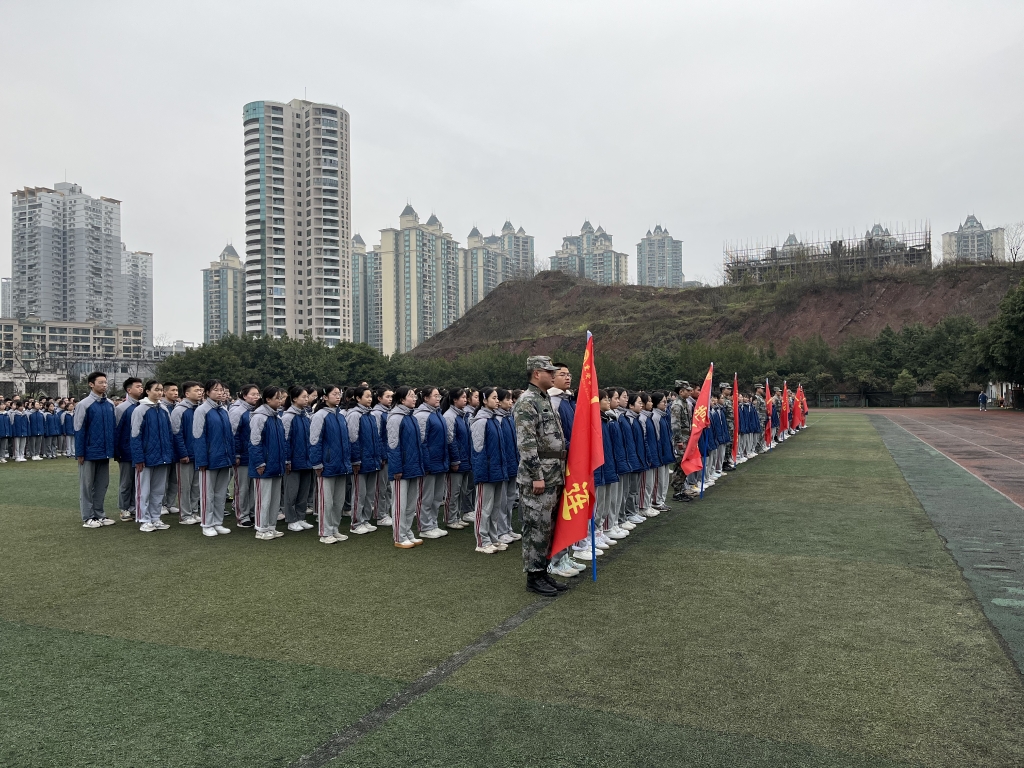 列队接受检阅 学校供图 华龙网发