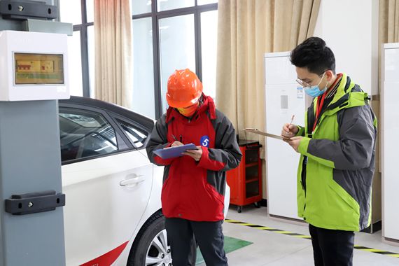 学生在项目中的实训基地学习 学校供图华龙网发