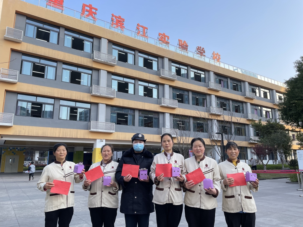 1、学校为保洁阿姨送上节日祝福 学校供图 华龙网发