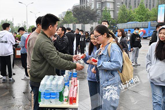 专升本加油站 周涛摄