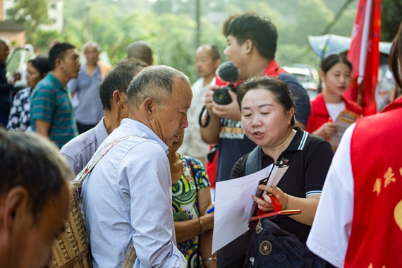 李霜老师为群众居民讲解安全用电知识 重庆电力高等专科学校供图 华龙网发