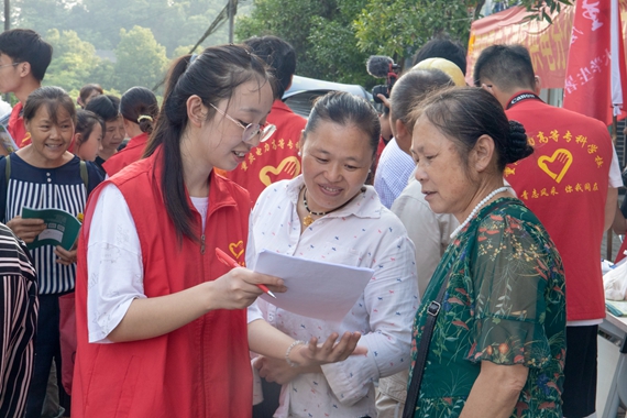 队员向村民讲解问卷上的用电知识 重庆电力高等专科学校供图 华龙网发