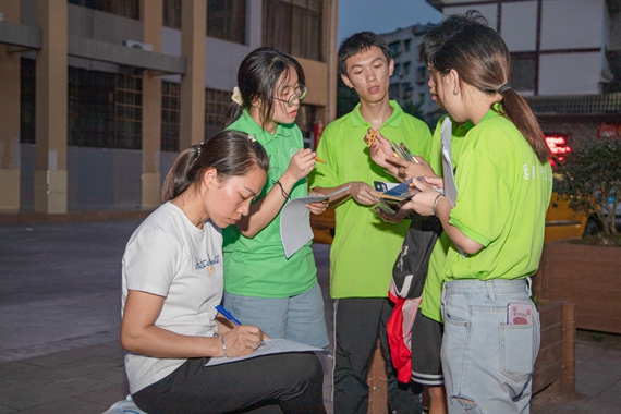 群众在队员们的讲解下填写调查问卷 重庆电力高等专科学校供图 华龙网发