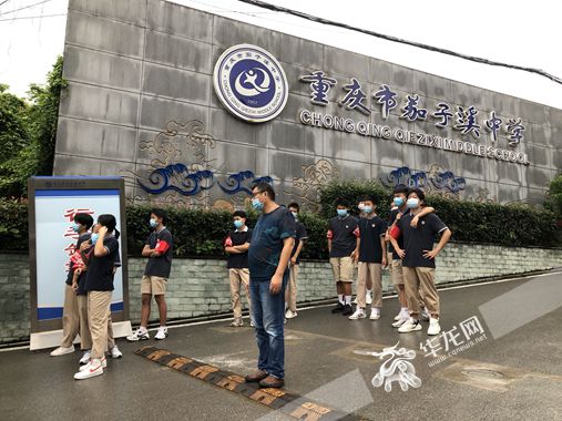 学校志愿者们等待新生报道 阳艳娥 摄