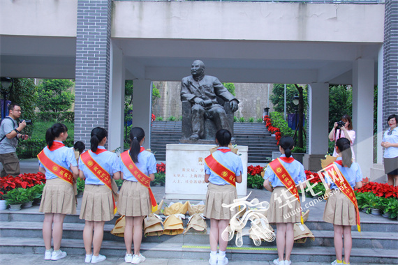 学生致敬黄炎培先生 罗东 摄