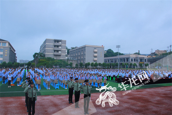 全体师生致敬黄炎培先生 罗东 摄