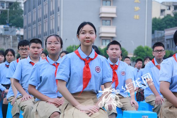 学生认真聆听“开学第一课” 罗东 摄